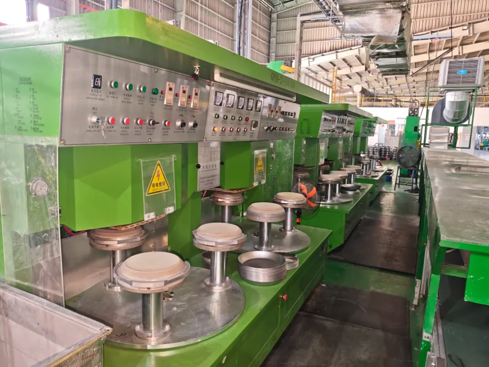 La máquina para soldar bases de utensilios de cocina se ha instalado en el extranjero.